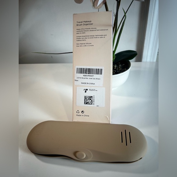 TRAVEL MAKE-UP BRUSH ORGANIZER Silicone Makeup Brush Holder - Picture 4 of 9